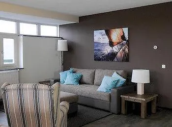 Tweelwonen Kaagresort Отель Warmond