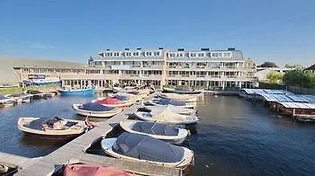 Tweelwonen Kaagresort Отель Warmond